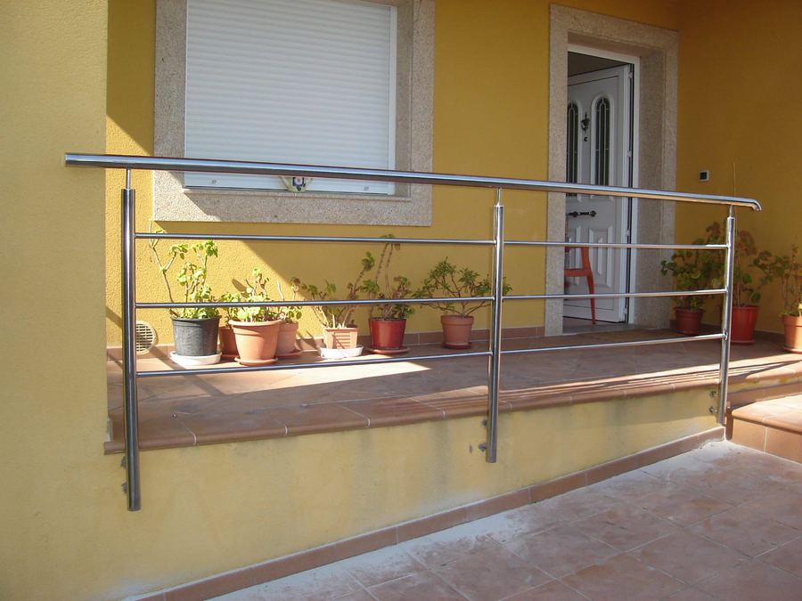 Barandilla de acero inoxidable en terraza de vivienda en A Coruña