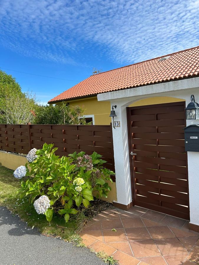 Conjunto de valla y puerta peatonal en vivienda de A Coruña