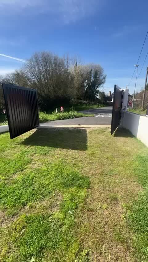 Portal batiente en apertura en A Coruña