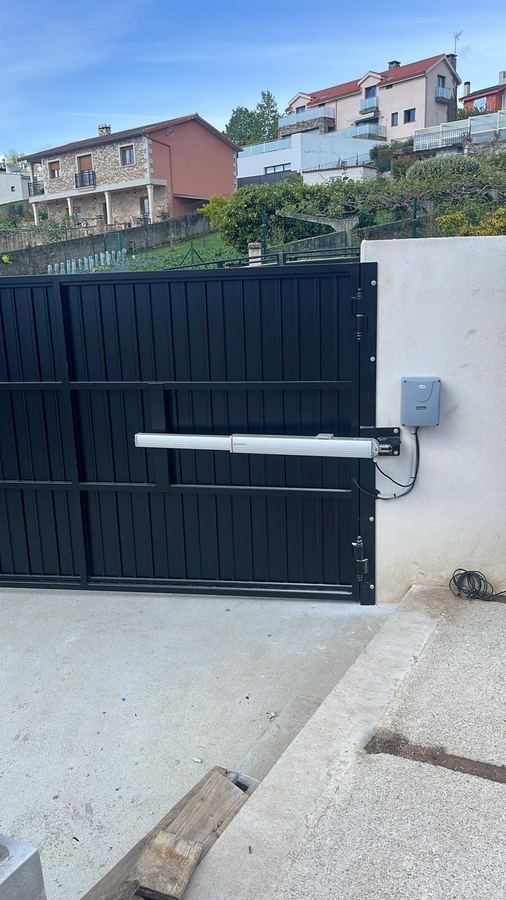 Portal batiente negro con motor en A Coruña