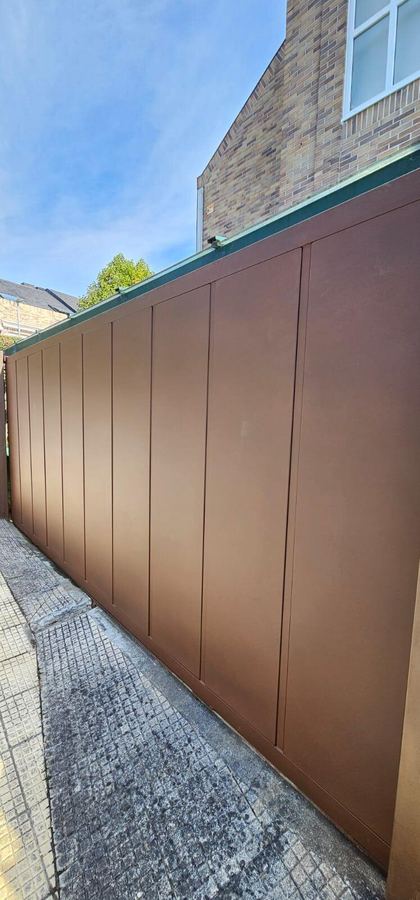 Puerta corredera marrón automatizada en A Coruña