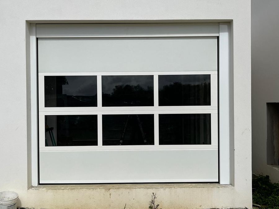 Puerta seccional blanca con ventanas en A Coruña